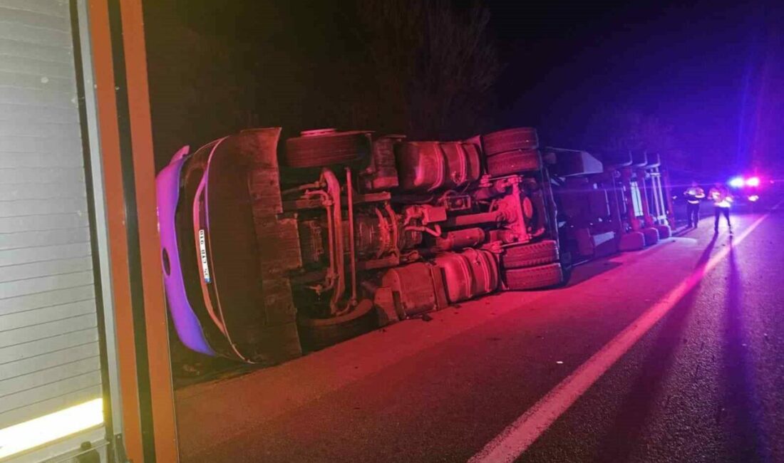 Bursa’nın İnegöl ilçesinde meydana gelen kazada patates yüklü tır devrildi: