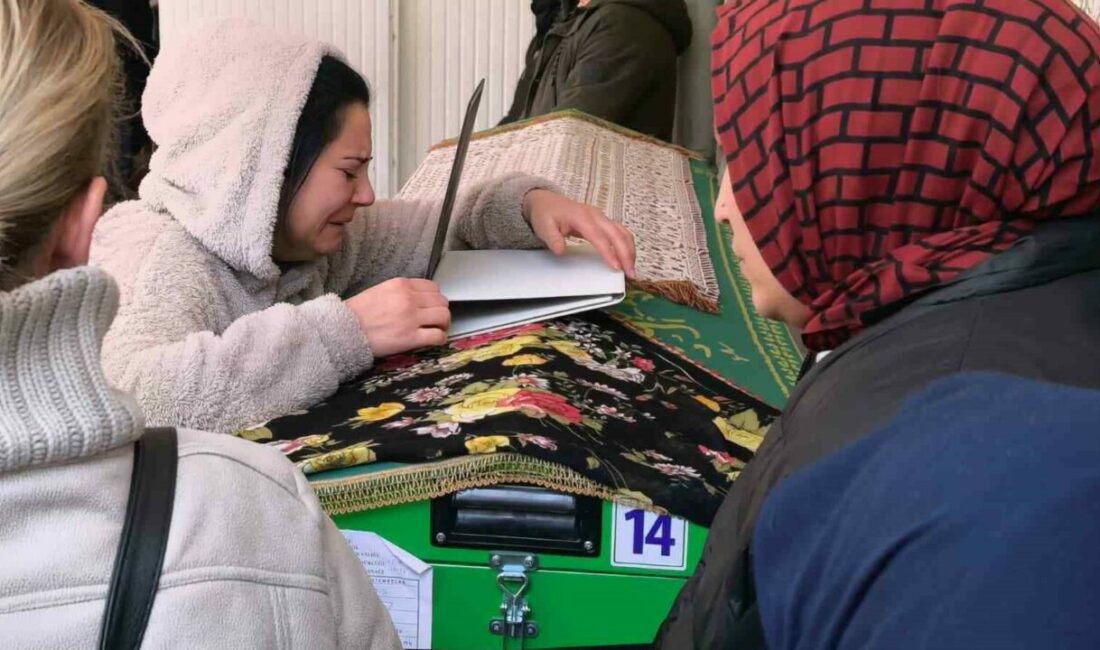 Küçük Öykü, gözyaşları arasında toprağa verildi Bursa’nın İnegöl ilçesinde el freninin çekilmemesi sebebiyle yokuş aşağı inen