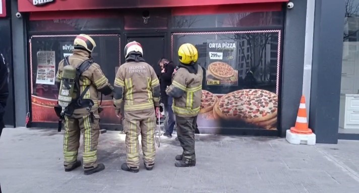Bursa’da bir pizzacıyla anlaşması olan kurye firmasının sahibi, çalışanların maaşlarını