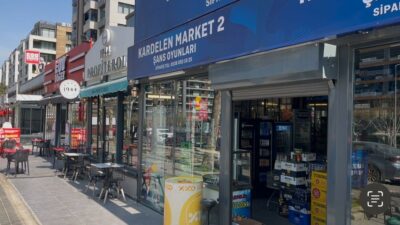 Bursa’nın Nilüfer ilçesinde kaldırımda giden motosiklet sürücüsü bir kadın, dengesini