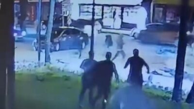 Bursa’da hızla seyir halindeki motosikletli, dönüş yapan otomobile çarpıp metrelerce