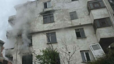 Bursa’nın Mudanya ilçesinde kullanılmayan bir apartmanda çıkan yangın mahallede paniğe