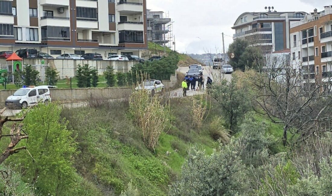 Mudanya’da yağmur sonrası site önündeki yol çöktü Bursa’nın Mudanya ilçesi Burgaz Mahallesi’nde bir sitenin önündeki yol, yağmurun