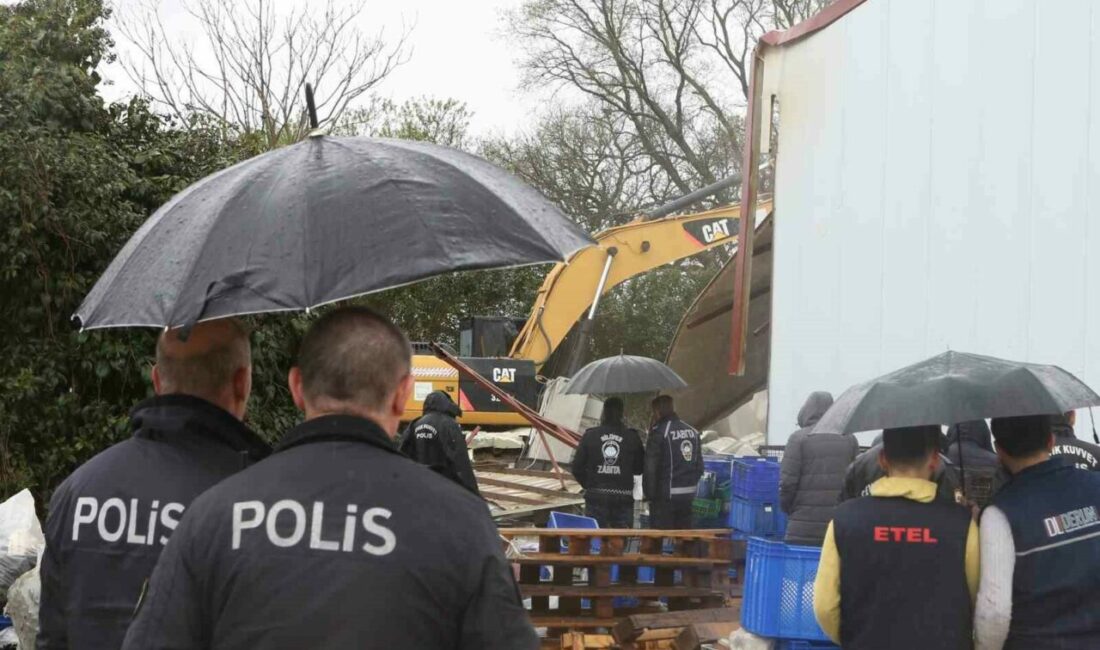 Nilüfer Belediyesi yıkım ekipleri, soğuk ve yağışlı havaya rağmen Tahtalı’da