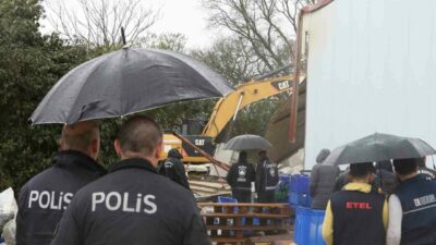 Nilüfer Belediyesi yıkım ekipleri, soğuk ve yağışlı havaya rağmen Tahtalı’da