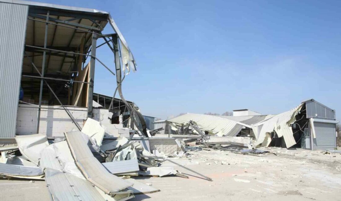 Nilüfer’de 4 kaçak bina yıkıldı Nilüfer Belediyesi, Çalı ve Demirci mahallelerinde toplam bin 600 metrekarelik