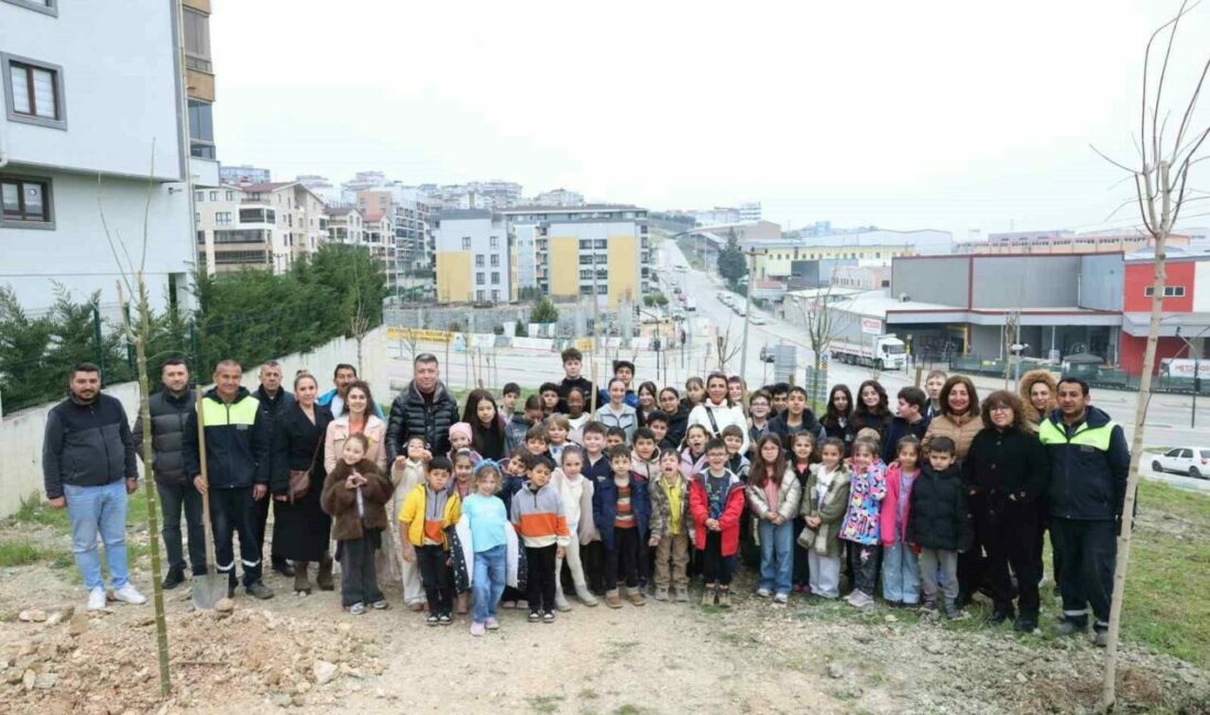 Nilüfer’de minikler doğa için fidan dikti Nilüfer’de Orman Haftası kapsamında düzenlenen etkinlikte öğrenciler doğa için fidan