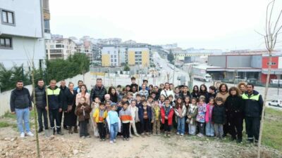 Nilüfer’de Orman Haftası kapsamında düzenlenen etkinlikte öğrenciler doğa için fidan