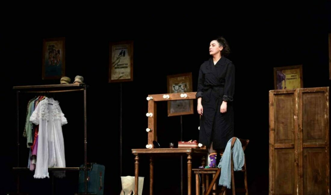 Ödüllü ‘Yan Rol’ Bursa’da ayakta alkışlandı Bursa Büyükşehir Belediyesi, Deniz Madanoğlu’nun kaleme aldığı, Şenol Önder’in yönettiği