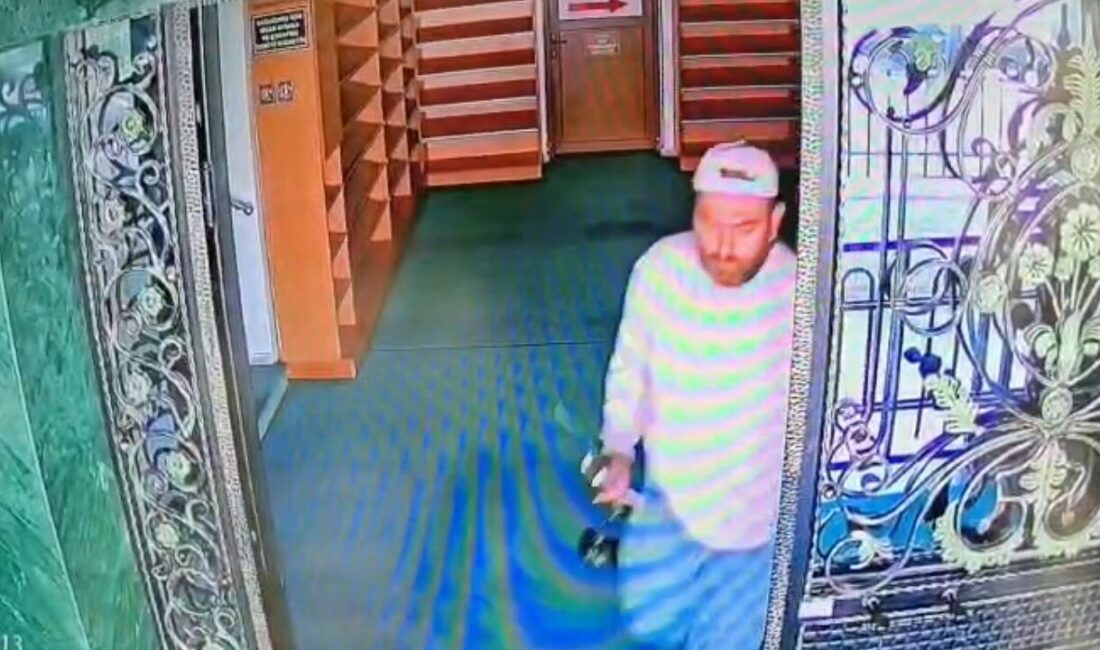 Oltalı hırsız camiden mikrofon çaldı Bursa’nın Mudanya ilçesinde elinde balık oltasıyla camiye giren hırsız, imamın