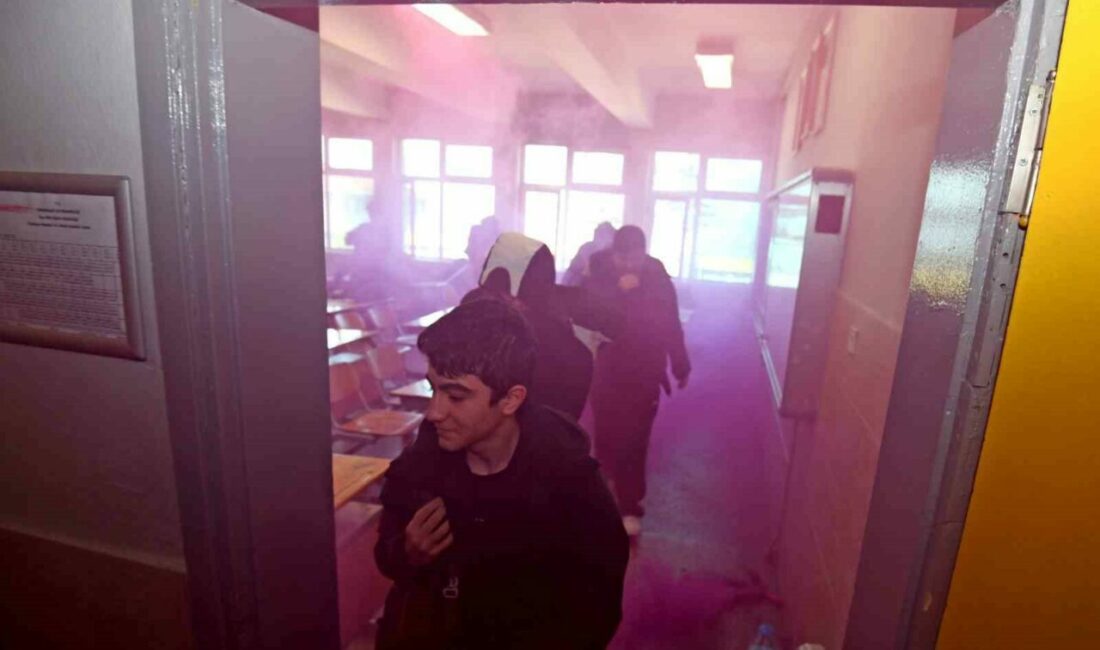 Osmangazi’de gerçeğini aratmayan yangın tatbikatı Osmangazi Belediyesi Afet İşleri Müdürlüğü ekipleri ile Tophane Mesleki ve