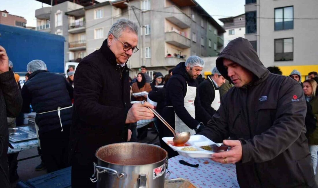 Geçit Mahallesi’nde kurulan Osmangazi Belediyesi iftar sofrası, mahalle sakinlerini aynı