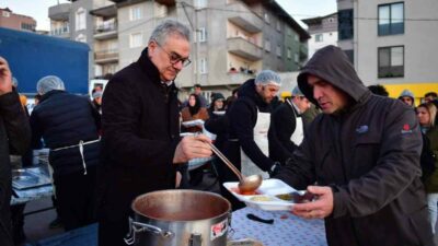 Geçit Mahallesi’nde kurulan Osmangazi Belediyesi iftar sofrası, mahalle sakinlerini aynı
