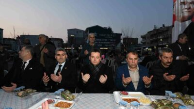 Osmangazi Belediyesi’nin Bağlarbaşı Mahallesi’nde kurduğu gönül sofrası, yüzlerce vatandaşı Ramazan’ın