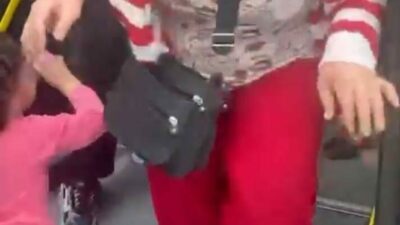 Bursa’da belediye otobüsünde çıkan yer kavgasında iki kadın, araya giren