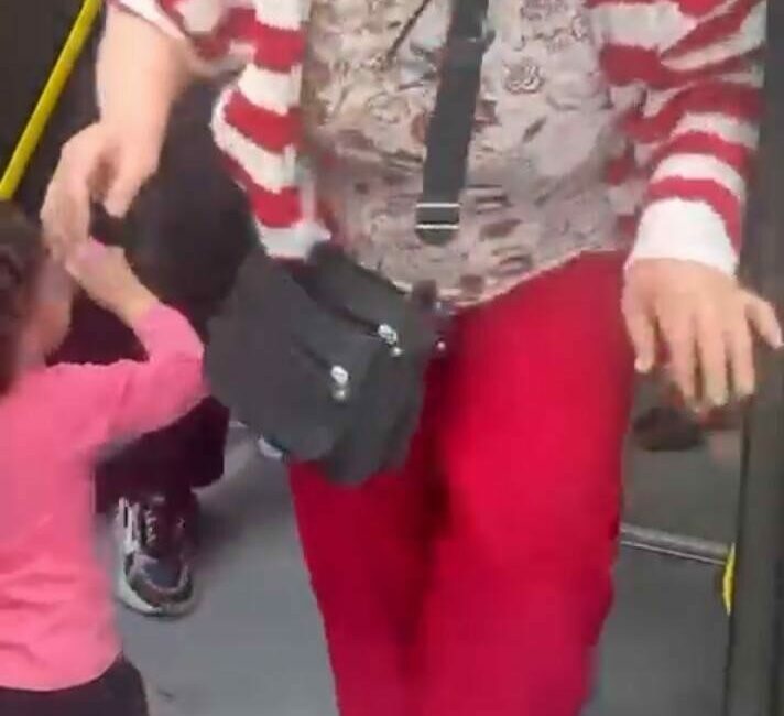 Otobüste kadınlar yer kavgasında şoförün kolunu ısırdı Bursa’da belediye otobüsünde çıkan yer kavgasında iki kadın, araya giren