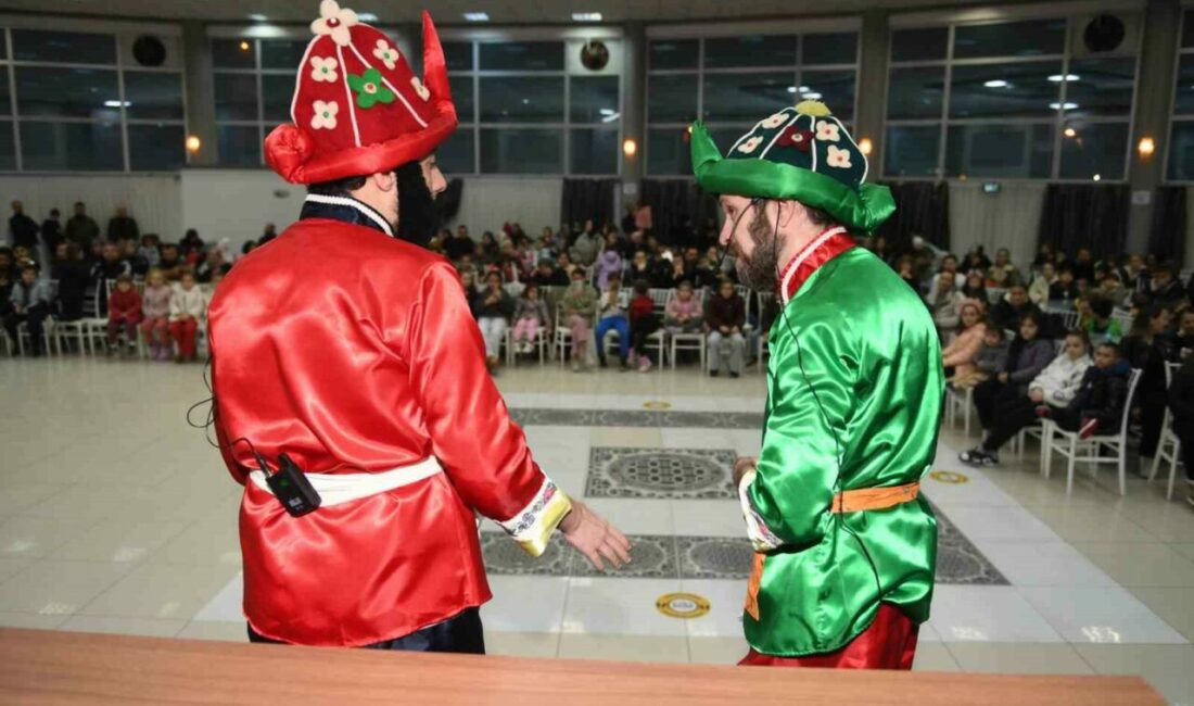 Osmangazi Belediyesi’nin Ovaakça Mahallesi’nde düzenlediği Karagöz orta oyunu ve sihirbazlık