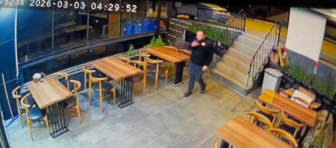 Park ettiği otomobil bir anda geri kaçtı, direğe çarparak durabildi Bursa’da park edilen otomobil, sürücüsünün araçtan inmesinden saniyeler sonra geri