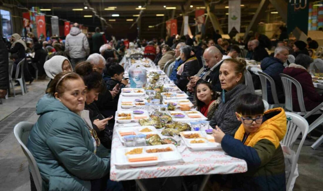 Osmangazi Belediyesi’nin 1050 Konutlar Mahallesi’nde kurduğu iftar sofrasında mahalle sakinleri