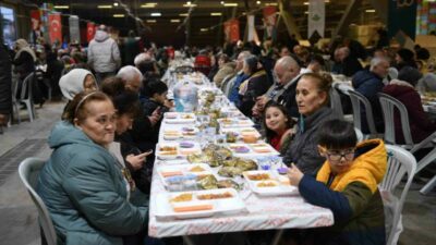 Osmangazi Belediyesi’nin 1050 Konutlar Mahallesi’nde kurduğu iftar sofrasında mahalle sakinleri