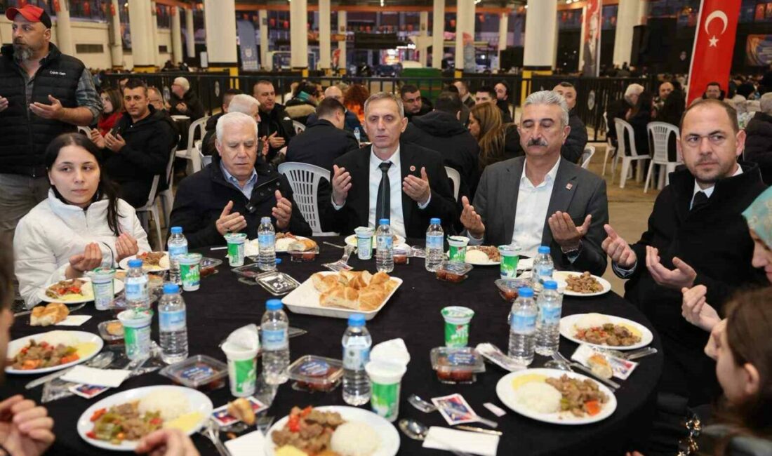 Bursa Büyükşehir Belediyesi’nin Yıldırım ilçesi Arabayatağı Mahallesi’nde düzenlediği iftar programına