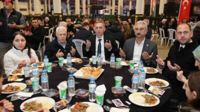 Bursa Büyükşehir Belediyesi’nin Yıldırım ilçesi Arabayatağı Mahallesi’nde düzenlediği iftar programına