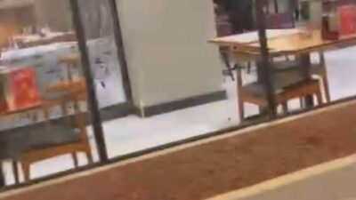 Bursa’da bir eğlence merkezinde çıkan kavgada camlar çerçeveler indi, sandalyeler