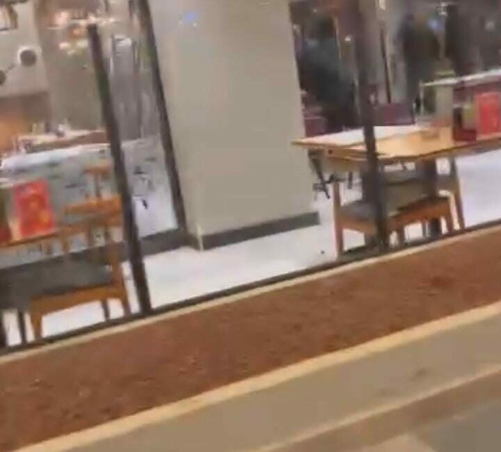 Restoran savaş alanına döndü, camlar ve çerçeveler indi Bursa’da bir eğlence merkezinde çıkan kavgada camlar çerçeveler indi, sandalyeler