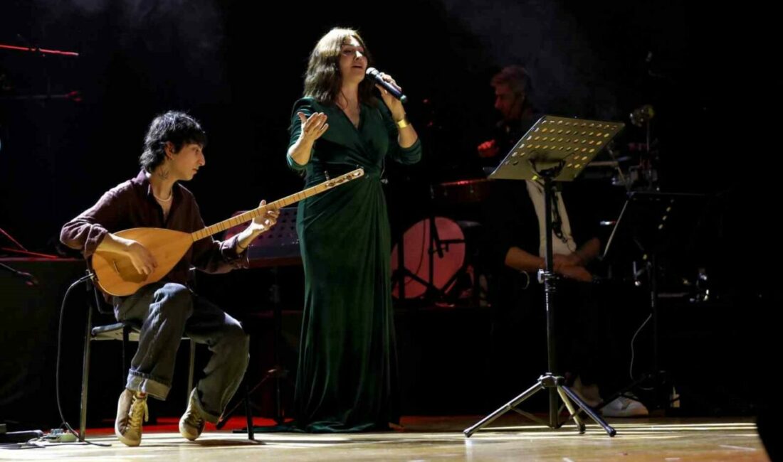 Büyükşehir Belediyesi’nin düzenlediği ‘Caz Pazarı Konserleri’ kapsamında sahne alan Serenad