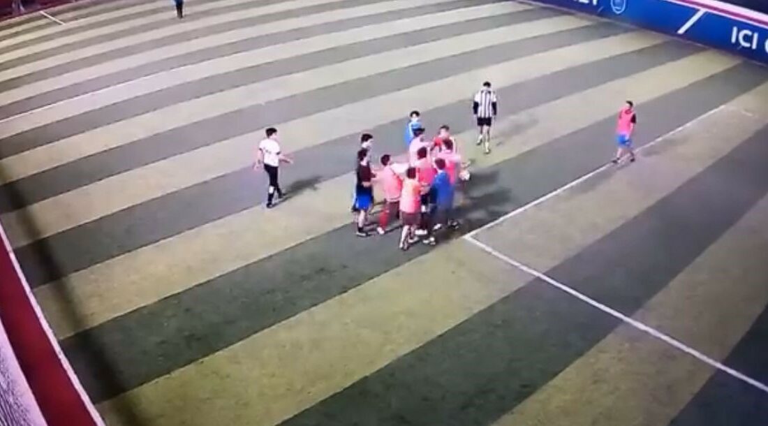 Bursa’nın Nilüfer ilçesinde halı saha maçı yapan iki takım arasında