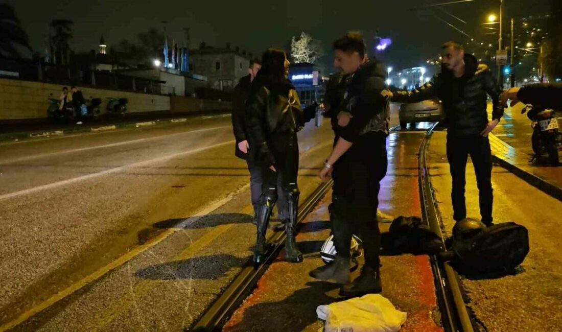 Su birikintisine giren motosikletli yere kapaklandı Bursa’da çukurdan su birikintisi diyerek geçmek isteyen motosikletli yere kapaklandı.
