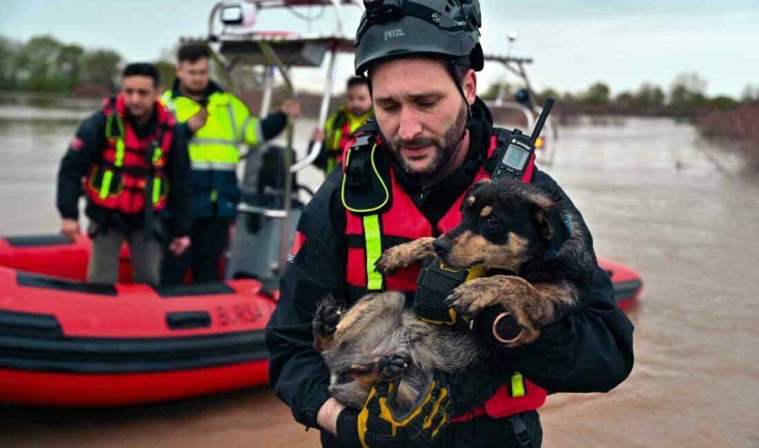 Bursa’nın Karacabey ilçesinde meydana gelen su taşkınında bağ evinde mahsur