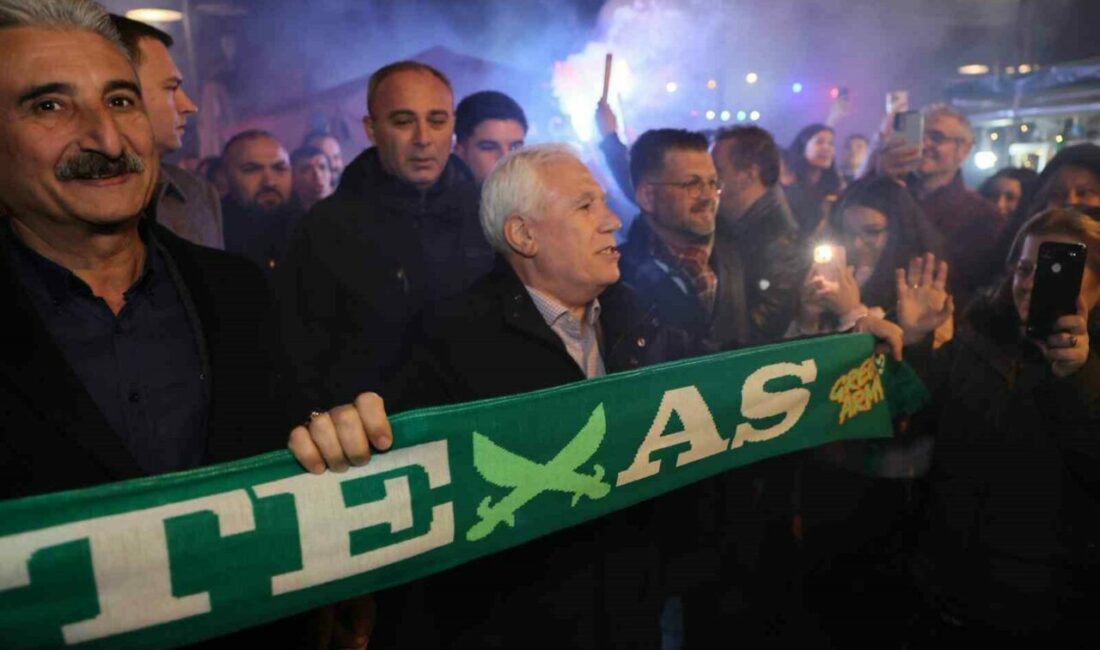 Tahanlı Pide ve çaylar başkan Bozbey’den Bursa Büyükşehir Belediye Başkanı Mustafa Bozbey, Ramazan’ın bereketini Abdal Meydanı’nda