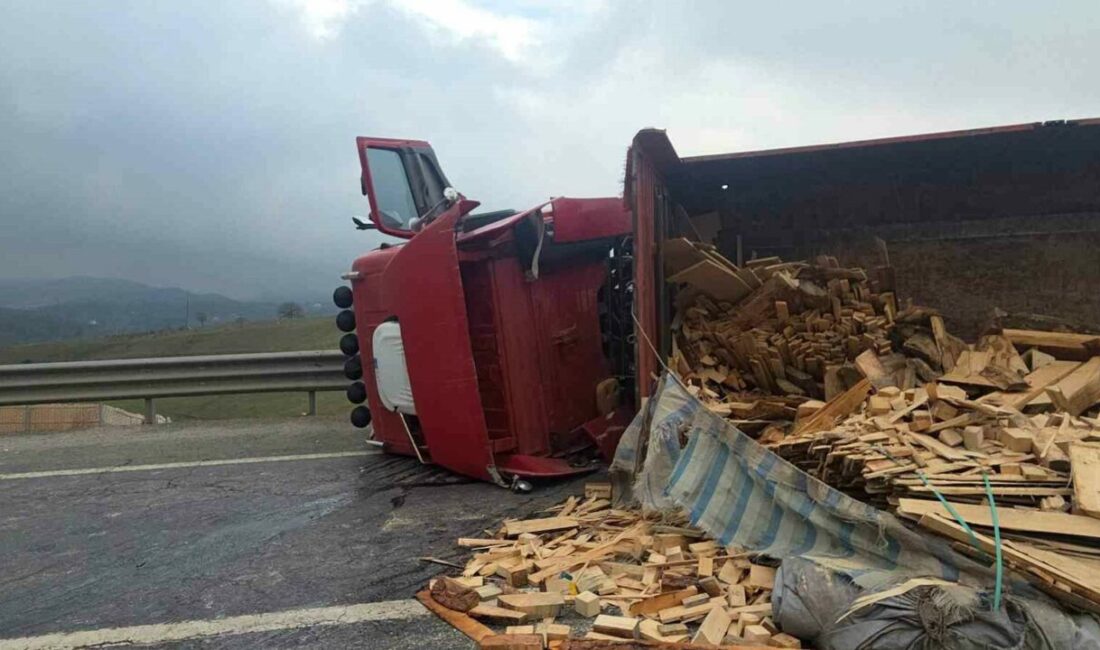 Yalova-Bursa kara yolu Süpürgelik mevkiinde tahta yüklü bir tır devrildi,