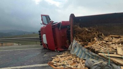 Yalova-Bursa kara yolu Süpürgelik mevkiinde tahta yüklü bir tır devrildi,