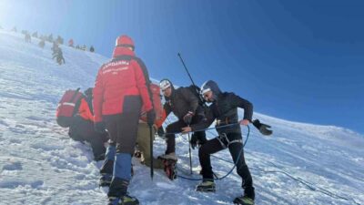 Uludağ’da tırmanış için küçük zirve bölgesine giden ve düşerek yaralanan