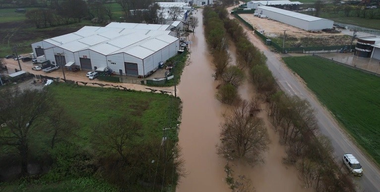 Bursa’nın Nilüfer ilçesi Ürünlü mahallesindeki Ürünlü deresi taştı, araçlar fabrika