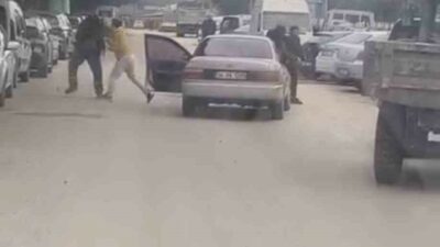 Bursa’da iki sürücünün yol ortasında yumruk yumruğa kavga ettiği anlar