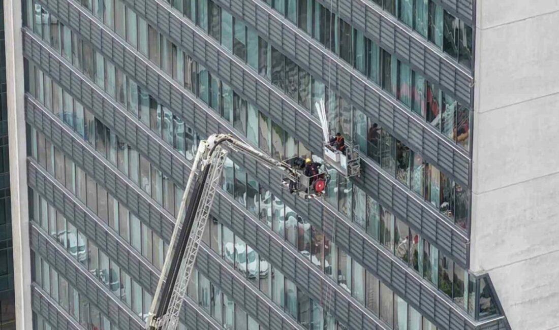 Bursa’da 22 katlı özel hastanenin dış cephe camlarını silen 2