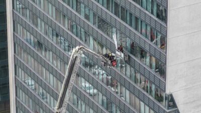 Bursa’da 22 katlı özel hastanenin dış cephe camlarını silen 2