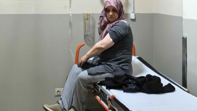 Bursa’nın İnegöl ilçesinde akrebin soktuğu kadın hastanede tedavi altına alındı.