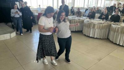 Bursa’da düzenlenen engelli aracı dağıtım töreninde duygu dolu anlar yaşandı.