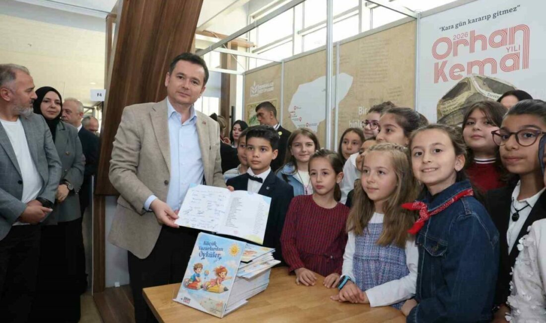 Başkan Erkan Aydın Bursa 23. Kitap Fuarı’nda çocuk yazarlarla buluştu Bursa 23. Kitap Fuarı’nı ziyaret eden Osmangazi Belediye Başkanı Erkan