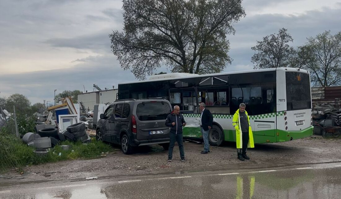 Belediye otobüsü ile nakliyat kamyonu çarpıştı: 2 yaralı Bursa’da belediye otobüsü ile nakliyat kamyonunun çarpıştığı trafik kazasında 2