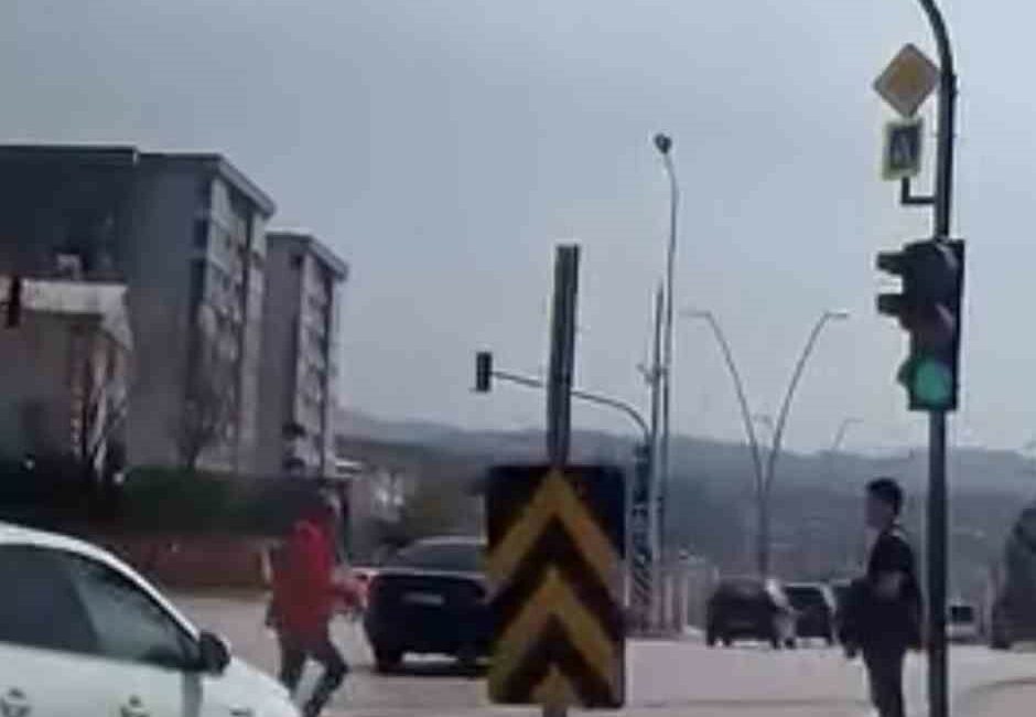 Bursa’nın Nilüfer ilçesinde yayalara kırmızı ışık yanarken yola atlayan bir