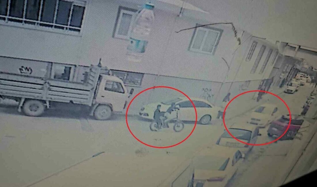 Bisikletli çocuklar otomobille böyle çarpıştı, kaza anı kamerada Bursa’nın Nilüfer ilçesinde bisikletli 2 çocuğun otomobille çarpıştığı kaza güvenlik