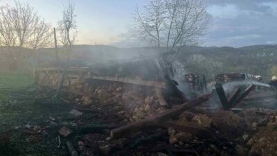 Bursa’nın İnegöl ilçesinde çıkan yangında 2 katlı ev küle döndü.