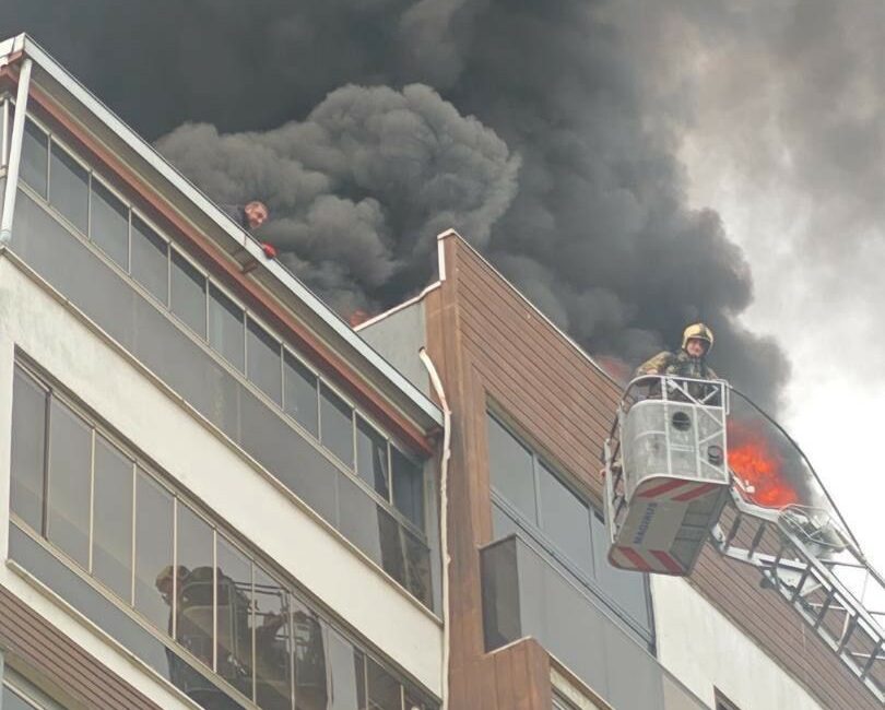 Bursa’nın merkez Yıldırım ilçesinde 8 katlı sitenin çatı katında çıkan