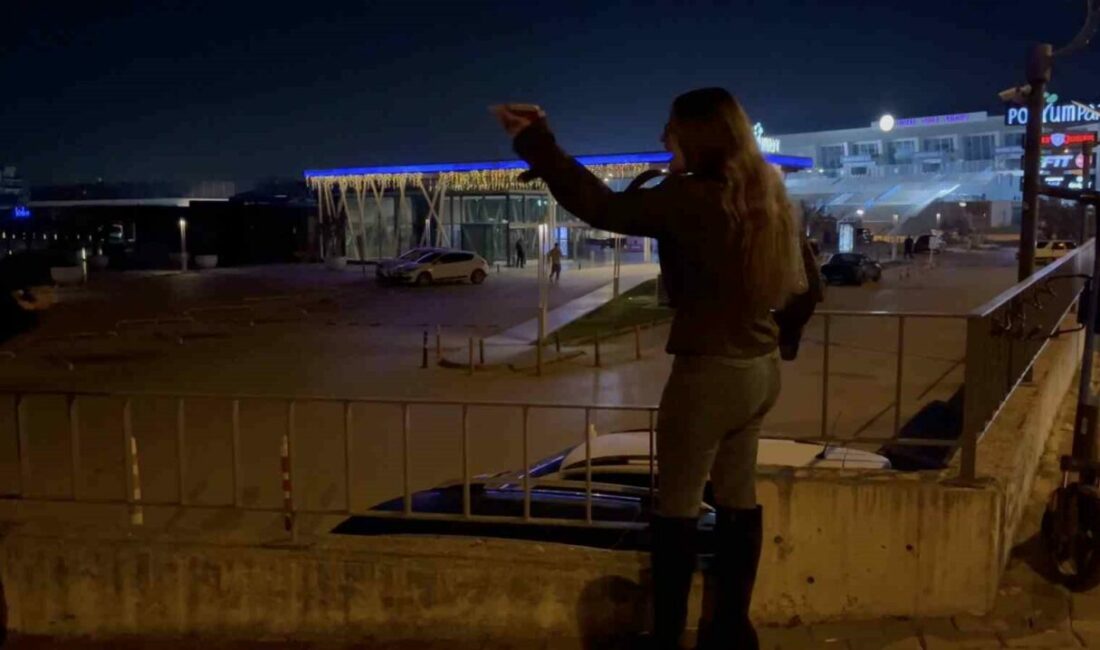 Bursa’da alkollü genç kızlar, yol kenarında bekleyen bir sürücüyü başka