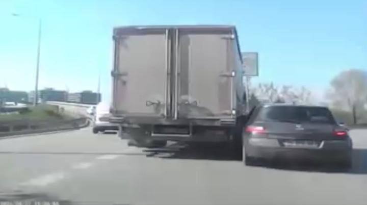 Bursa’nın Osmangazi ilçesinde Avrupa Konseyi Bulvarı üzerindeki yol ayrımında meydana